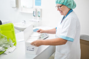 Ryma-Pharm Mitarbeiterin in der Fertigung von medizinischen Produkten